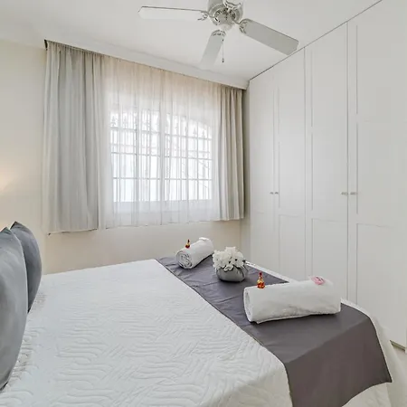 Angel's Poolside فيلة