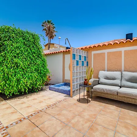 فيلة Angel's Poolside *