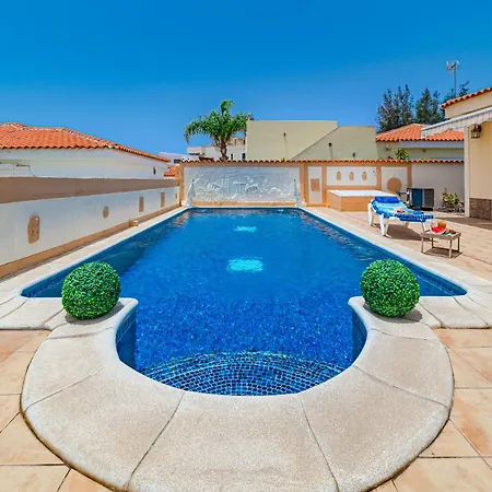 Angel's Poolside كالاو سالفاجي