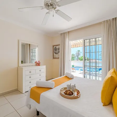 فيلة Angel's Poolside