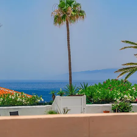 فيلة Angel's Poolside