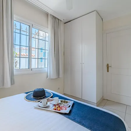 فيلة Angel's Poolside *