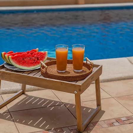 فيلة Angel's Poolside *